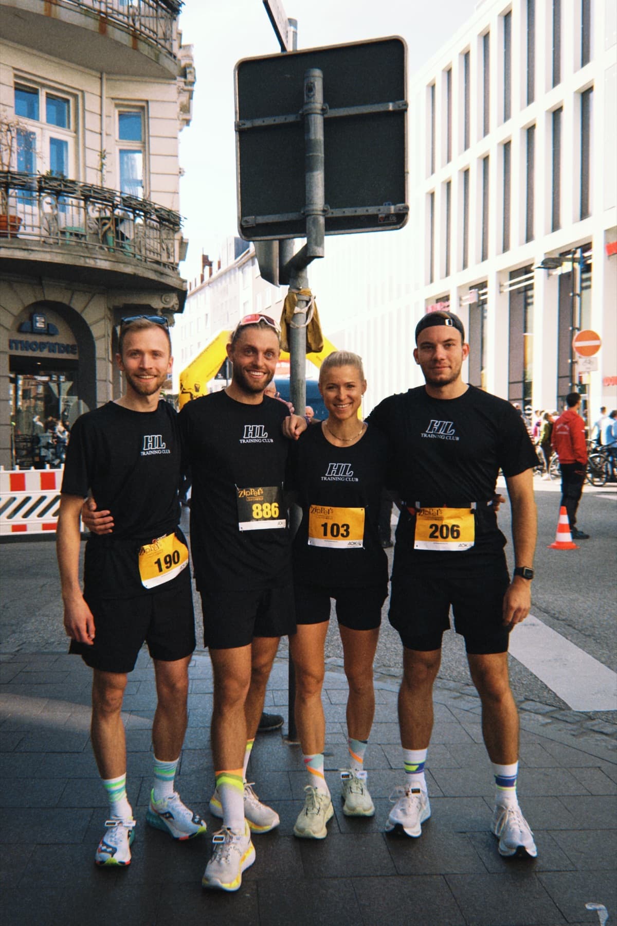 Innes Kistner mit dem HL Training Club vor dem Start, mit Startnummern